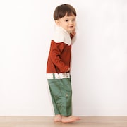 バーナビー・ブルックスJr.の私服を再現したロンパースの着用例。