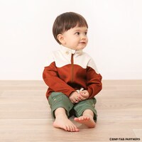 バーナビー・ブルックスJr.の私服を再現したロンパースの着用例。