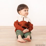 バーナビー・ブルックスJr.の私服を再現したロンパースの着用例。