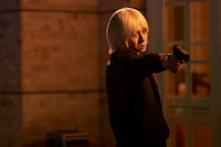 映画「嘘喰い」の新映像より。