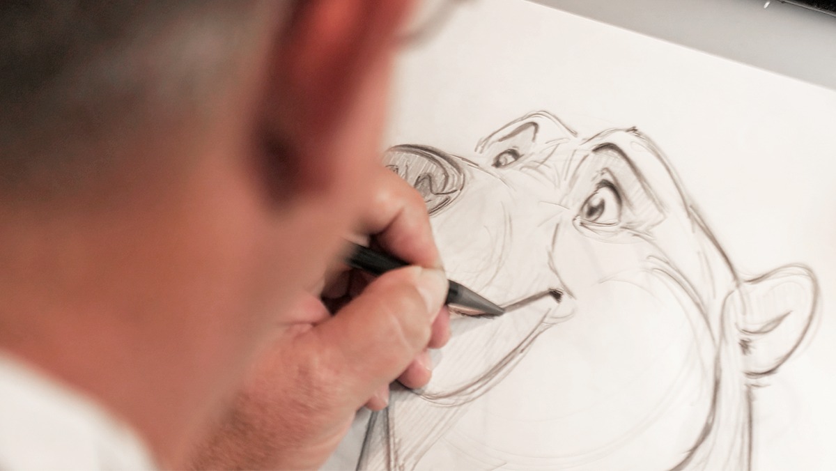 ドキュメンタリー映画「Hand-Drawn」より、「Snow Bear」に登場するSnow Bearを描くAaron Blaise。
