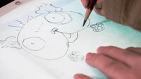 ドキュメンタリー映画「Hand-Drawn」より、「電脳コイル」に登場するデンスケを描く磯光雄。