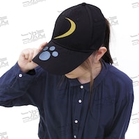 「謎のネコX アホ毛付き 刺繍キャップ」の着用例。