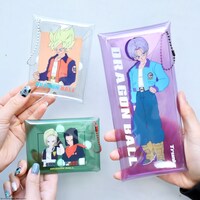 左からクリアマルチケース（2種）、クリアマルチケースLサイズ。