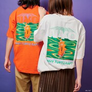 「ボボボーボ・ボーボボ 亀ラップTシャツ ホワイト」「ボボボーボ・ボーボボ 亀ラップTシャツ オレンジの着用イメージ。