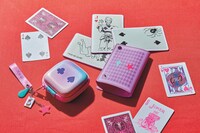 「HUNTER×HUNTER」より、ヒソカをイメージしたイヤホンポーチと、ヒソカのトランプをモチーフにしたパスケース。 (c)P98-22 (c)V・N・M