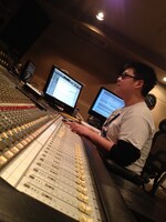 アシスタントミキサー時代の大寺さん。音のミックスの練習をさせてもらっているときの様子。