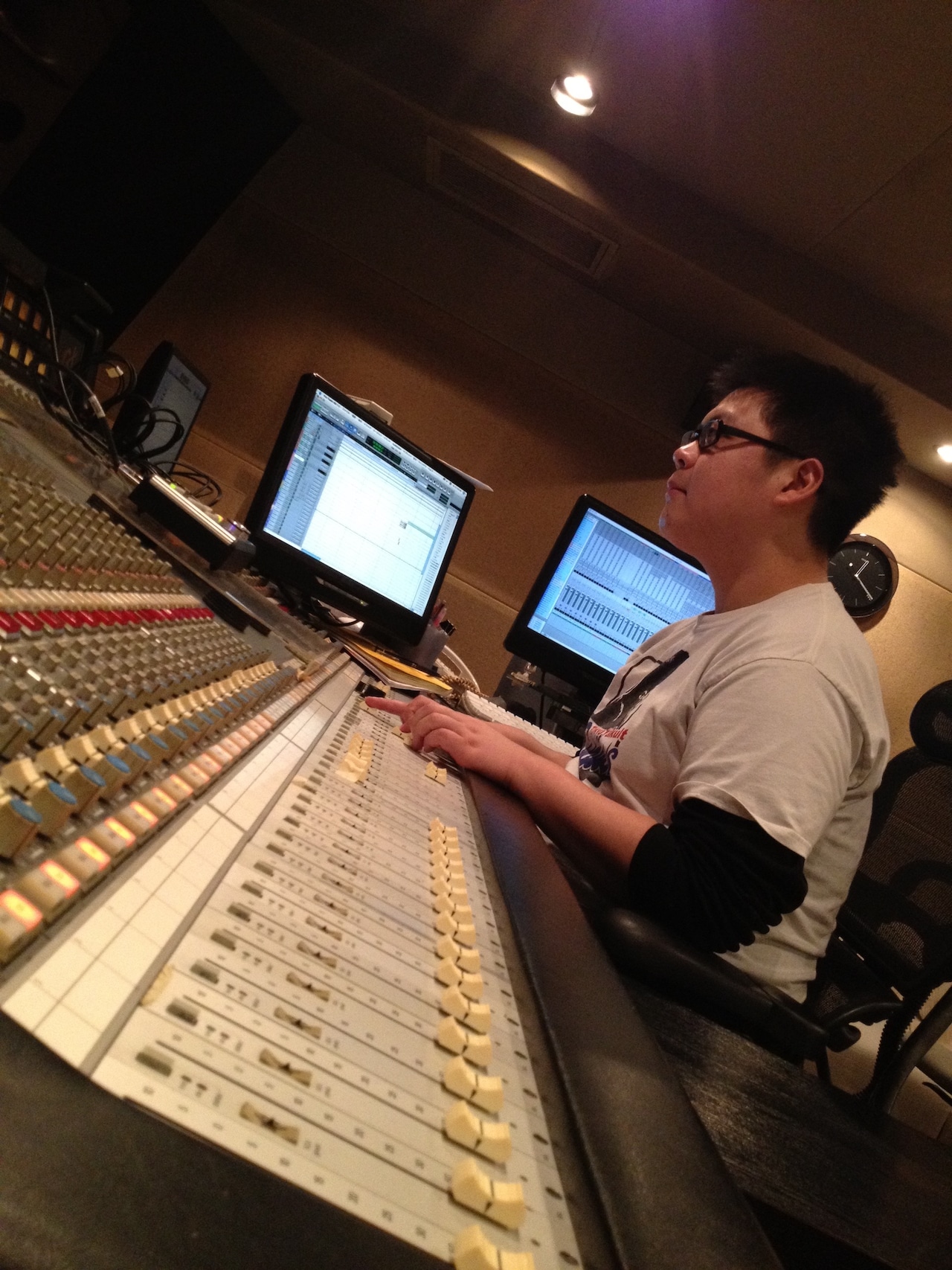 アシスタントミキサー時代の大寺さん。音のミックスの練習をさせてもらっているときの様子。