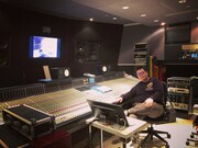 ミキサーになってからの大寺さん。前にある大きなミキシング卓が、1台1億円と噂の機材。