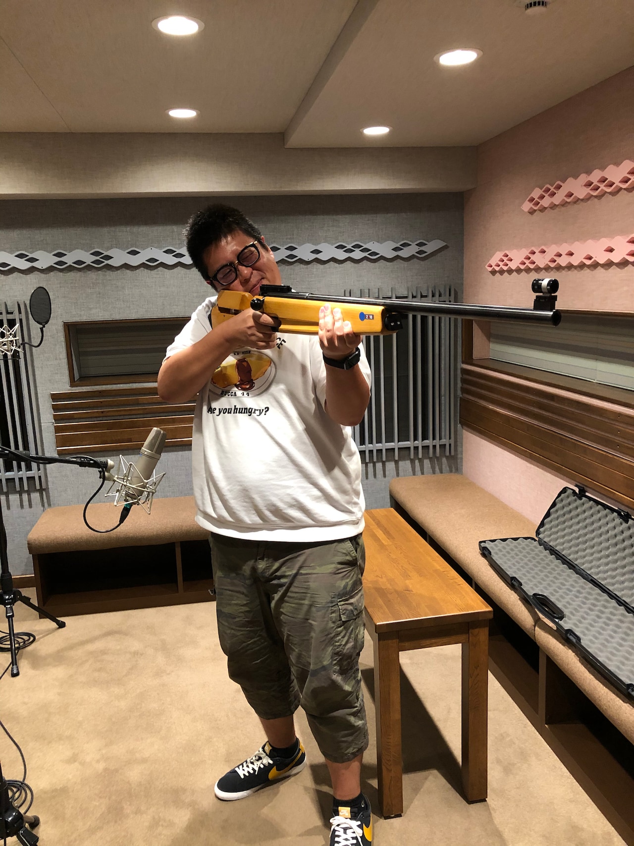 モデルガンで遊んでいる大寺さん……ではなく、ある作品に登場した珍しいエアライフルの各部の動作音を、効果音として録音しているところ。