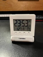 大寺さんの必須アイテムである折りたたみ式のトラベルウォッチ。アフレコに熱中しすぎると時間のことを忘れてしまいがちなので、必ず目につくところに置いておくそう。大寺さんのもう1つの必須アイテムは、仕事終わりのビール。「現場で昂ぶった神経をやわらげるため……というのは口実です（笑）」と語ってくれた。