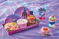 左から時計回りに「美少女戦士セーラームーン」を題材とした「セーラームーン＆タキシード仮面のカフェプレート」、「セーラーちびムーン＆外部太陽系4戦士のドリンク～アップルソーダ～」、「セーラー5戦士のプリズムカラー・ムース」、「プリズムハートコンパクトのケーキ～ピーチ＆ストロベリー～」。 (c)Naoko Takeuchi (c)武内直子・PNP・東映アニメーション