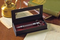 「進撃の巨人」をモチーフとした「注射器ペン」。 (c)諫山創・講談社/「進撃の巨人」The Final Season 製作委員会