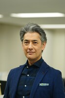 「今夜はコの字で Season2」より、堀部圭亮演じる角倉誠。(c)「今夜はコの字で」製作委員会 2020