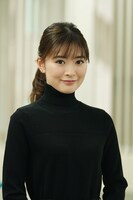 「今夜はコの字で Season2」より、池ハルカ役の優希美青。(c)「今夜はコの字で」製作委員会 2020