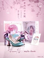 シャンプーのコラボレーションシューズと、ポストカード、ボックス。