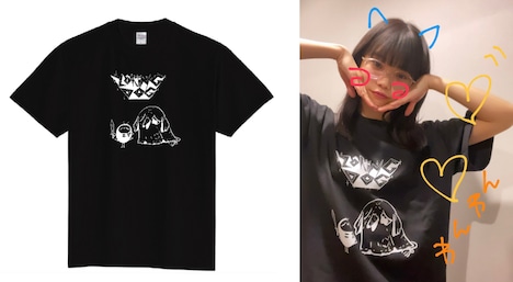 左から「はじまりの2人Tシャツ（黒）」、アイナ・ジ・エンド。