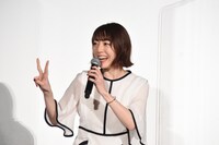 中継カメラに挨拶する花澤香菜。