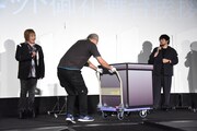 映画「劇場版 呪術廻戦 0」の舞台挨拶の様子。舞台上に巨大な箱が運び込まれる。