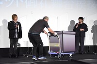 映画「劇場版 呪術廻戦 0」の舞台挨拶の様子。舞台上に巨大な箱が運び込まれる。