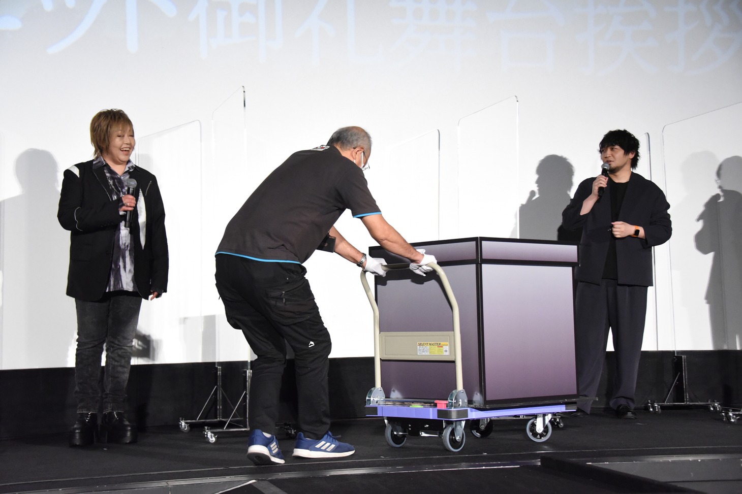 映画「劇場版 呪術廻戦 0」の舞台挨拶の様子。舞台上に巨大な箱が運び込まれる。