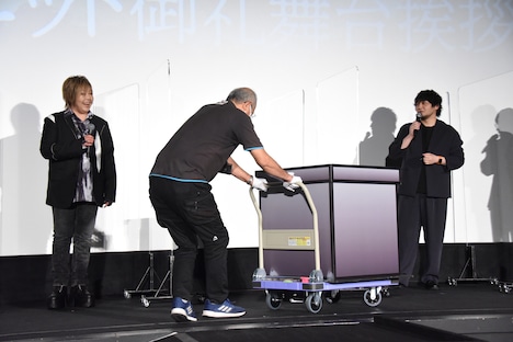 映画「劇場版 呪術廻戦 0」の舞台挨拶の様子。舞台上に巨大な箱が運び込まれる。