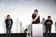 「劇場版 呪術廻戦 0」舞台挨拶の様子。サプライズで箱から現れた榎木淳弥（中央）。