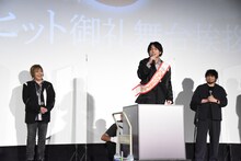 映画「劇場版 呪術廻戦 0」の舞台挨拶の様子。謎の箱から榎木淳弥（中央）が現れた。