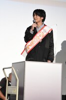 箱から現れた榎木淳弥。