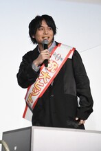 サプライズで箱から現れた榎木淳弥。