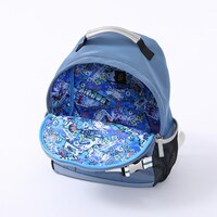 「馳河 ランガ モデル バックパック」を開けた様子。