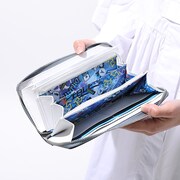 「馳河 ランガ モデル 長財布」の使用イメージ。