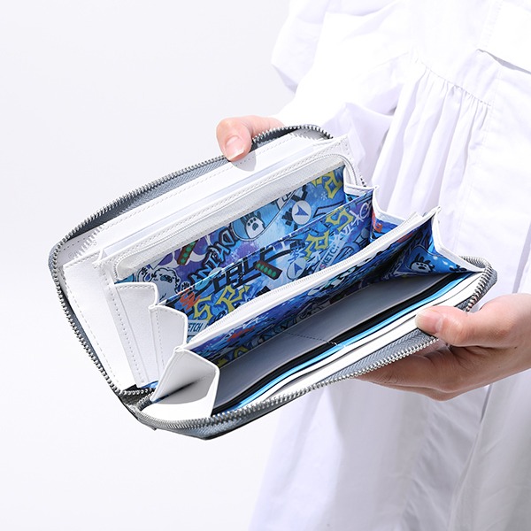 「馳河 ランガ モデル 長財布」の使用イメージ。