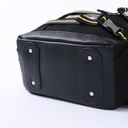 「喜屋武 暦 モデル バックパック」の底面には鋲が打たれている。