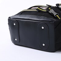 「喜屋武 暦 モデル バックパック」の底面には鋲が打たれている。