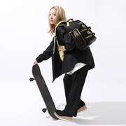 「喜屋武 暦 モデル バックパック」と「喜屋武 暦 モデル 長財布」の使用イメージ。