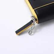 「喜屋武 暦 モデル 長財布」の引き手。