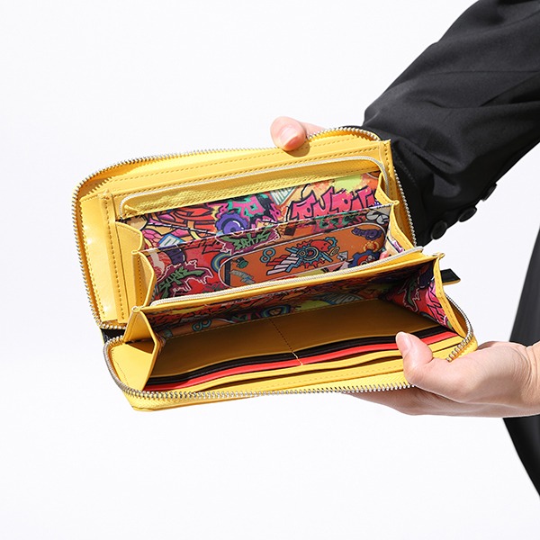 「喜屋武 暦 モデル 長財布」の使用イメージ。