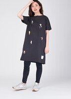 半袖ワンピース「鬼太郎と仲間達 2」の着用イメージ。