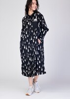 長袖シャツワンピース「人魂パターン」の着用イメージ。