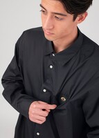 長袖シャツ「バックベアード 2」の着用イメージ。