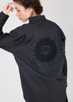 長袖シャツ「バックベアード 2」の着用イメージ。