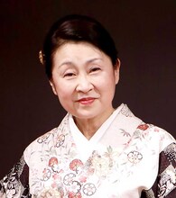 麻上洋子（一龍斎春水）