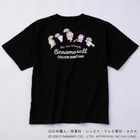 アニメ「クレヨンしんちゃん」とシナモロールのコラボTシャツ。