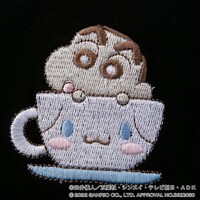 アニメ「クレヨンしんちゃん」とシナモロールのコラボTシャツ。