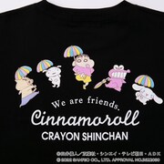 アニメ「クレヨンしんちゃん」とシナモロールのコラボTシャツ。