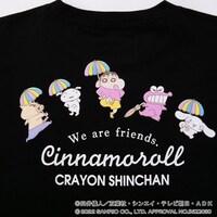アニメ「クレヨンしんちゃん」とシナモロールのコラボTシャツ。