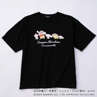 アニメ「クレヨンしんちゃん」とシナモロールのコラボTシャツ。