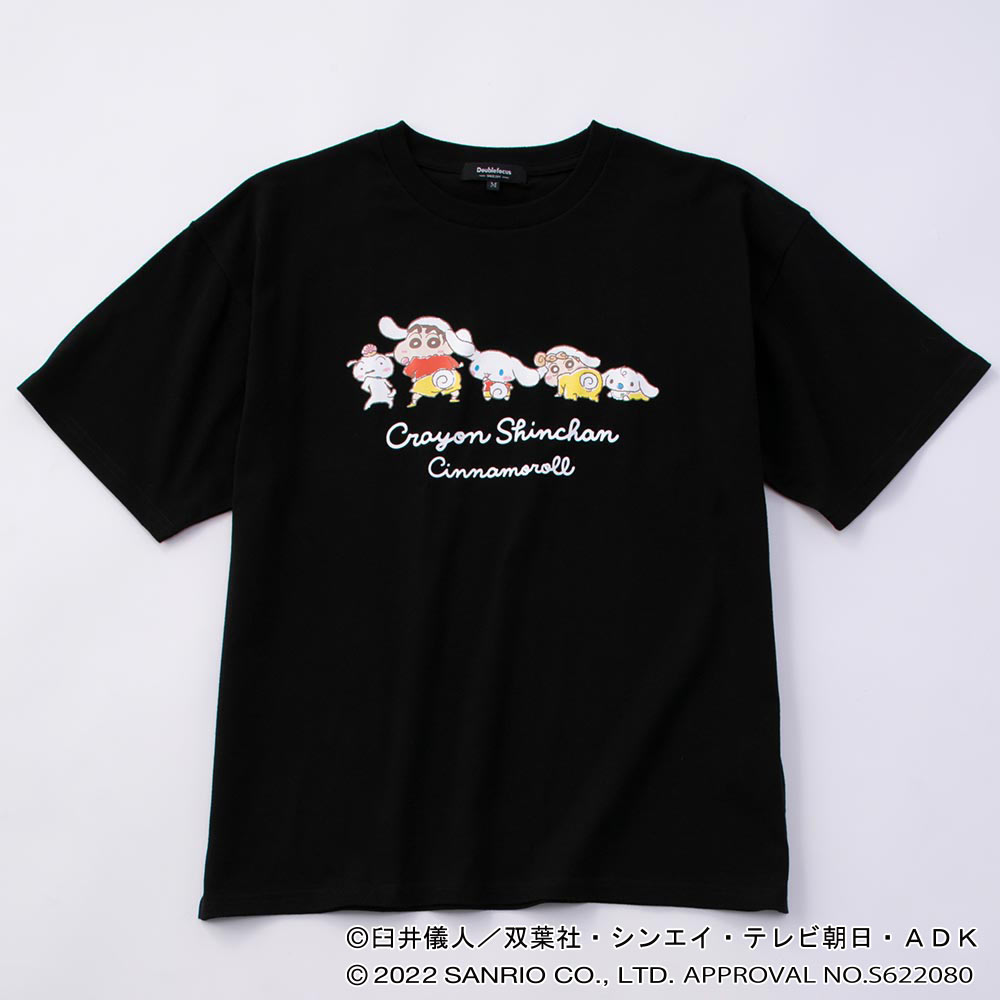 アニメ「クレヨンしんちゃん」とシナモロールのコラボTシャツ。