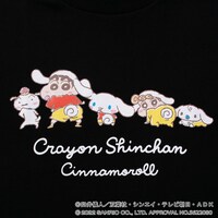 アニメ「クレヨンしんちゃん」とシナモロールのコラボTシャツ。